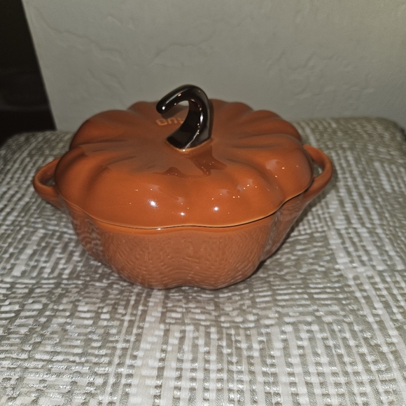 Authentic New in Box. Staub Orange n Gold Stem Pumpkin - Picture 2 of 5